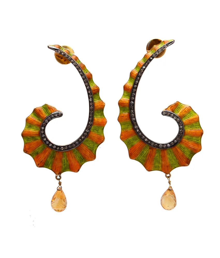 Curled wave-shaped hoop earrings striped in amber and green enamel with golden drops