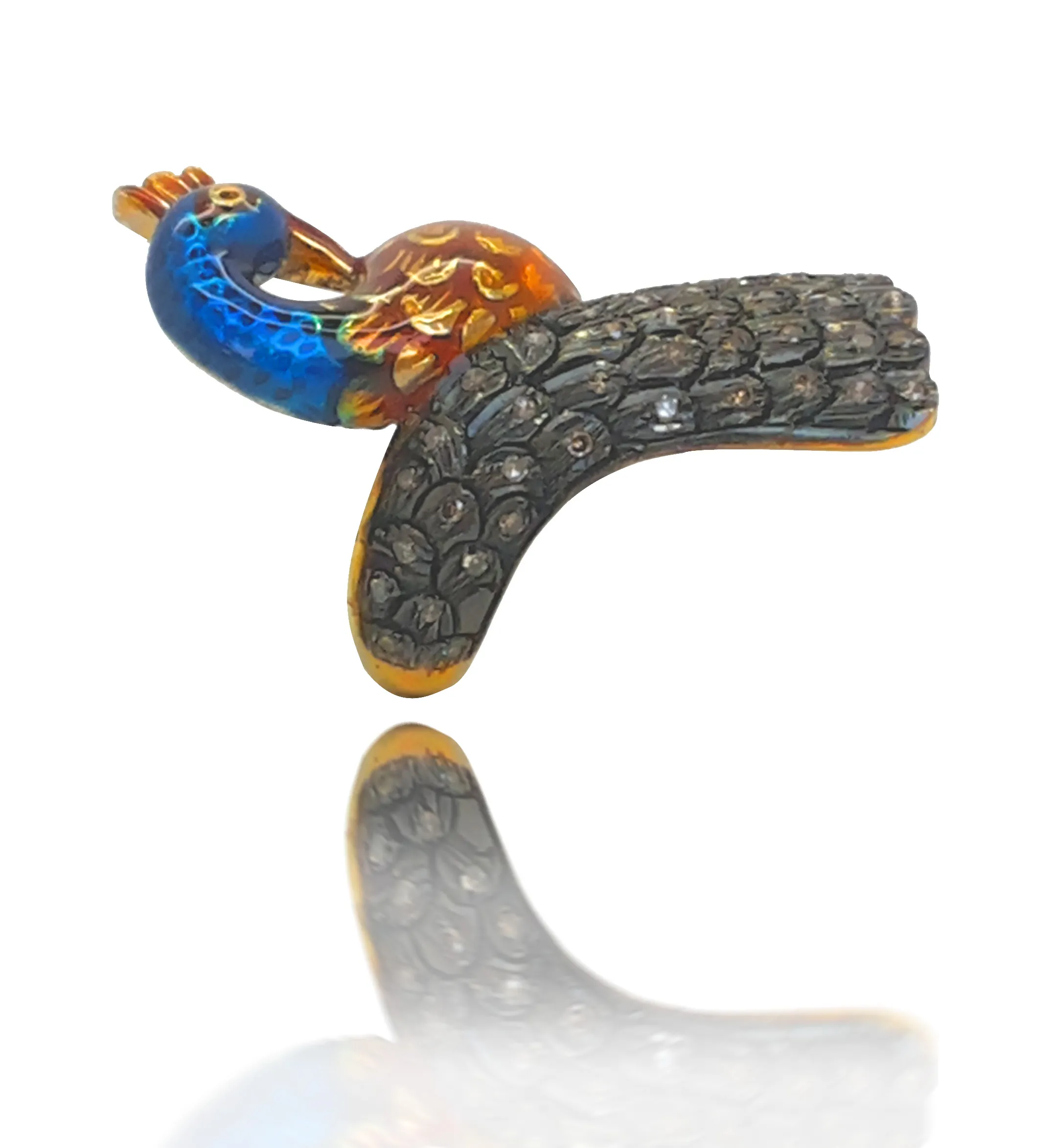 Peacock head ring laid on its side showing the full bird and band
